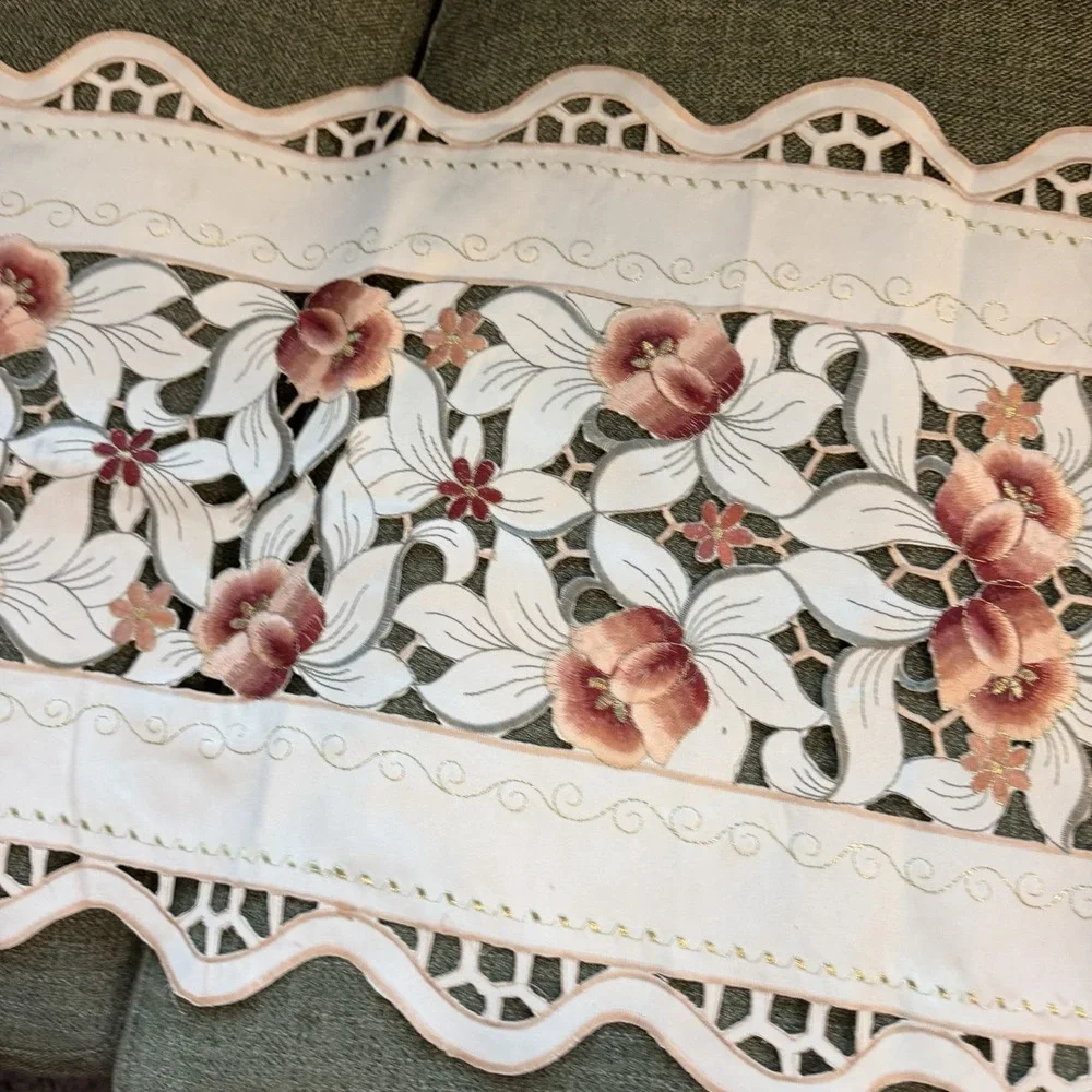 Vintage Floral Cutwork Table Runner 15x35 Embroidered Scalloped Edge Cottage